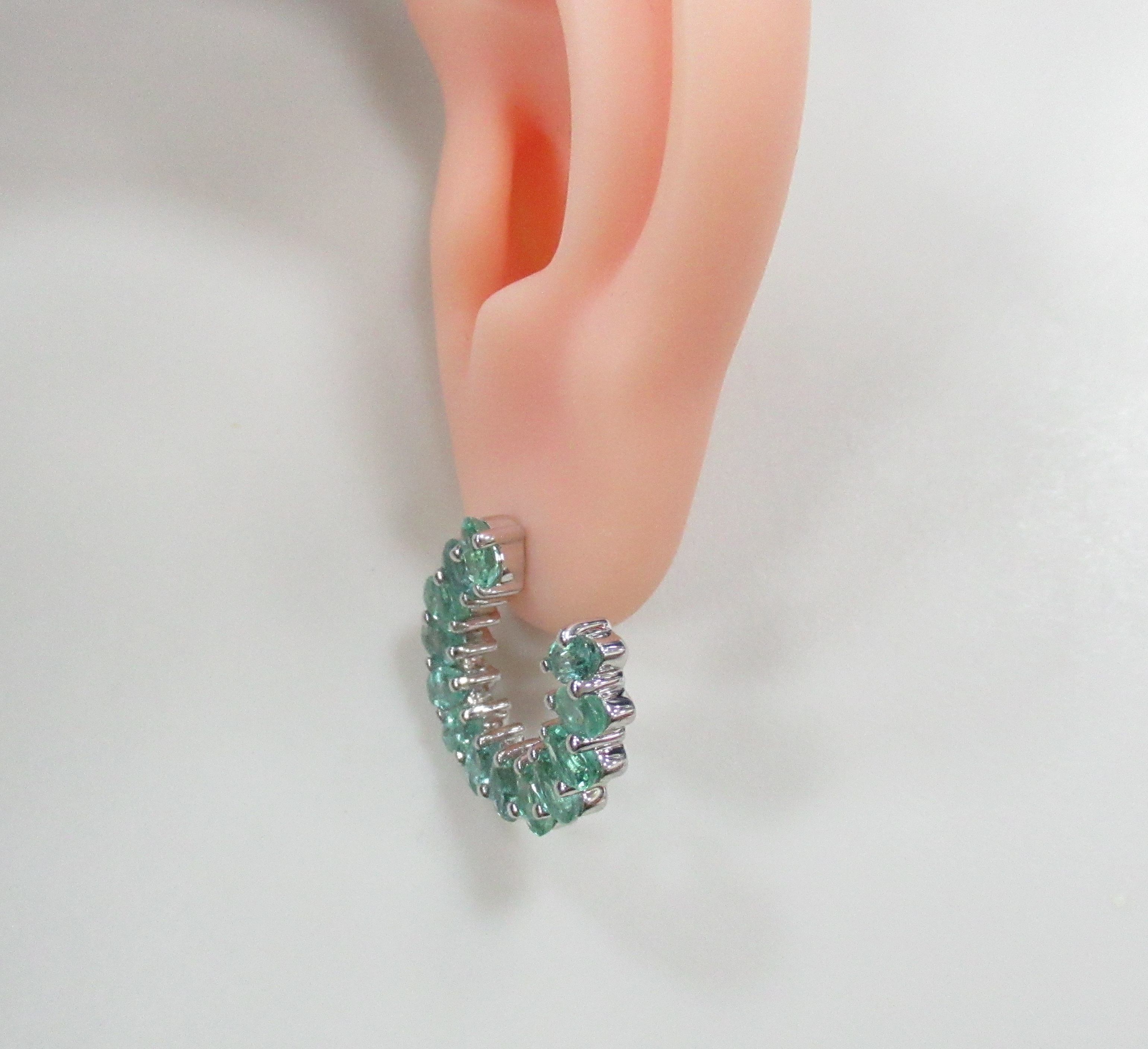 Серебряные серьги-пусеты с изумрудами